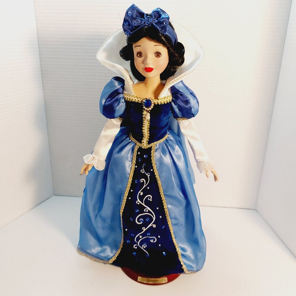 Vtg 2003 Disney Snow White 15 inch Porcelain Keepsake Doll with stand